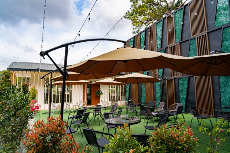 フィリピン留学 Cebu21 - Challenger Campus-East Field Parasol-5